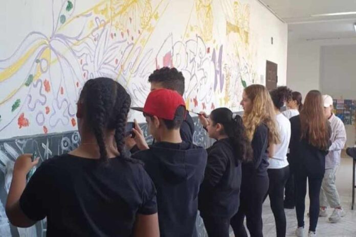 למידה מקיר אל קיר: תלמידי חטיבת הביניים ותיכון אלדד, בשיתוף אמנים מקצועיים ומורים לאמנות, תכננו, למדו, צבעו וציירו על קירות המרחבים הפנימיים והחיצוניים.