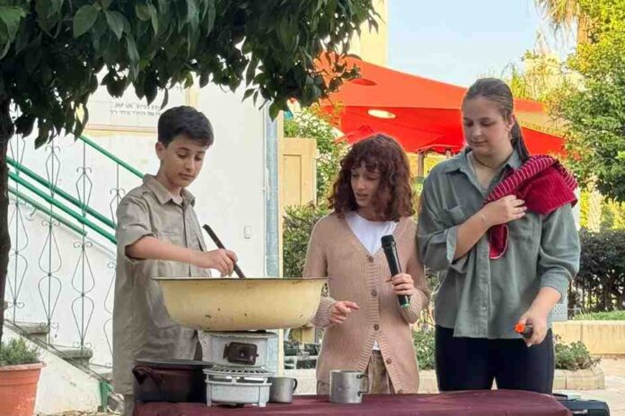 תיאטרון מוזיאלי. תלמידי אלדד ממחיזים קטעים היסטוריים במוזיאון בית הבאר בנתניה