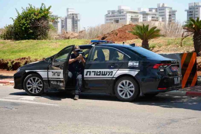 ניידת של יחידת התנועה - משטרת נתניה - בזמן שימוש במכשיר למדידת מהירות. המטרה: להציג נוכחות בשטח ומתן דוחות תנועה לעברייני תנועה. צילום משטרת ישראל